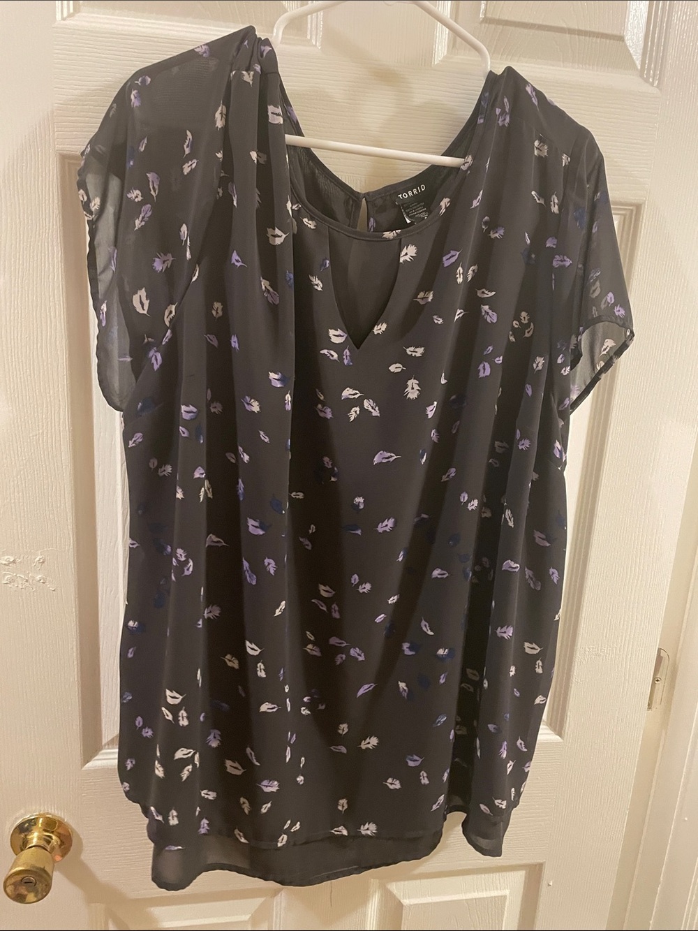 torrid 4X Black Floral Keyhole Top with Purple Accents